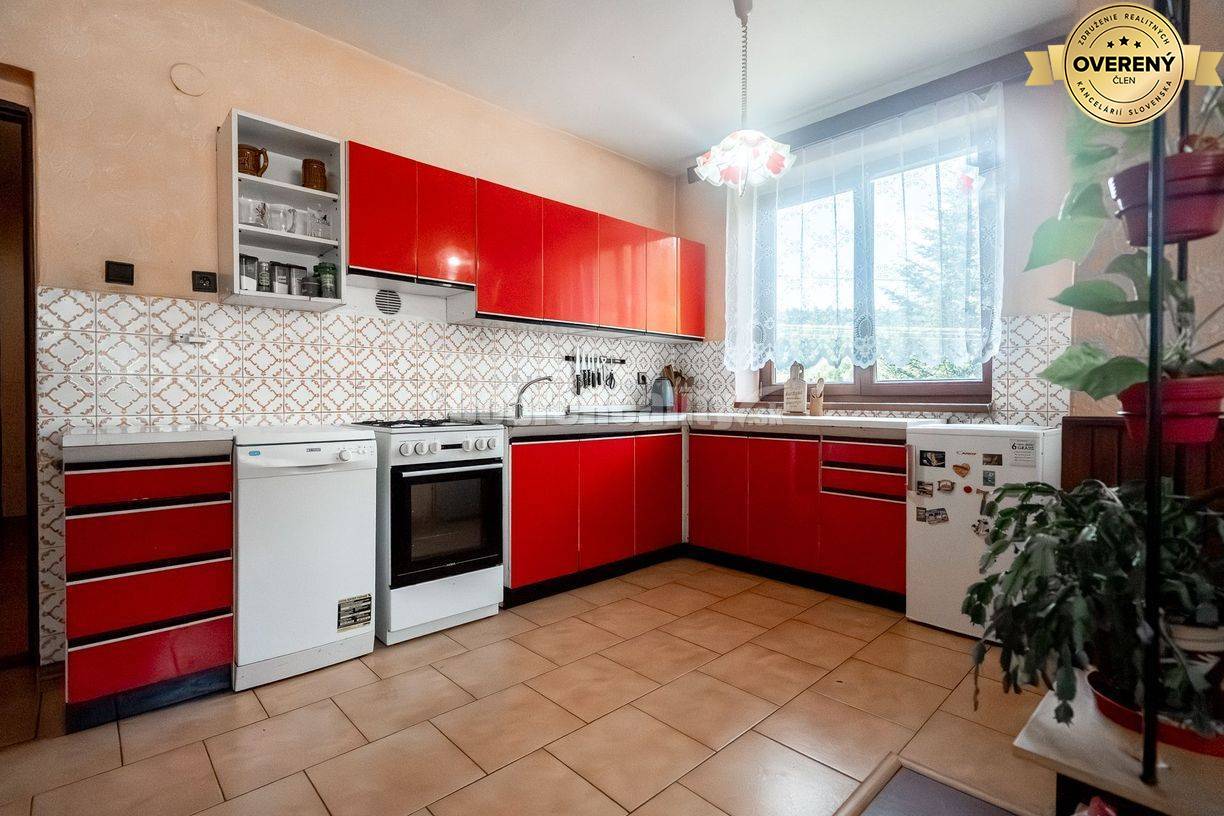 REZERVOVANÝ: 5 izbový rodinný dom pod Urbanovým vrchom, 303 m2, Čierny