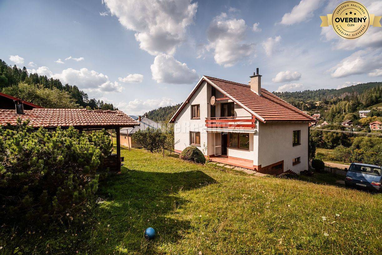 REZERVOVANÝ: 5 izbový rodinný dom pod Urbanovým vrchom, 303 m2, Čierny