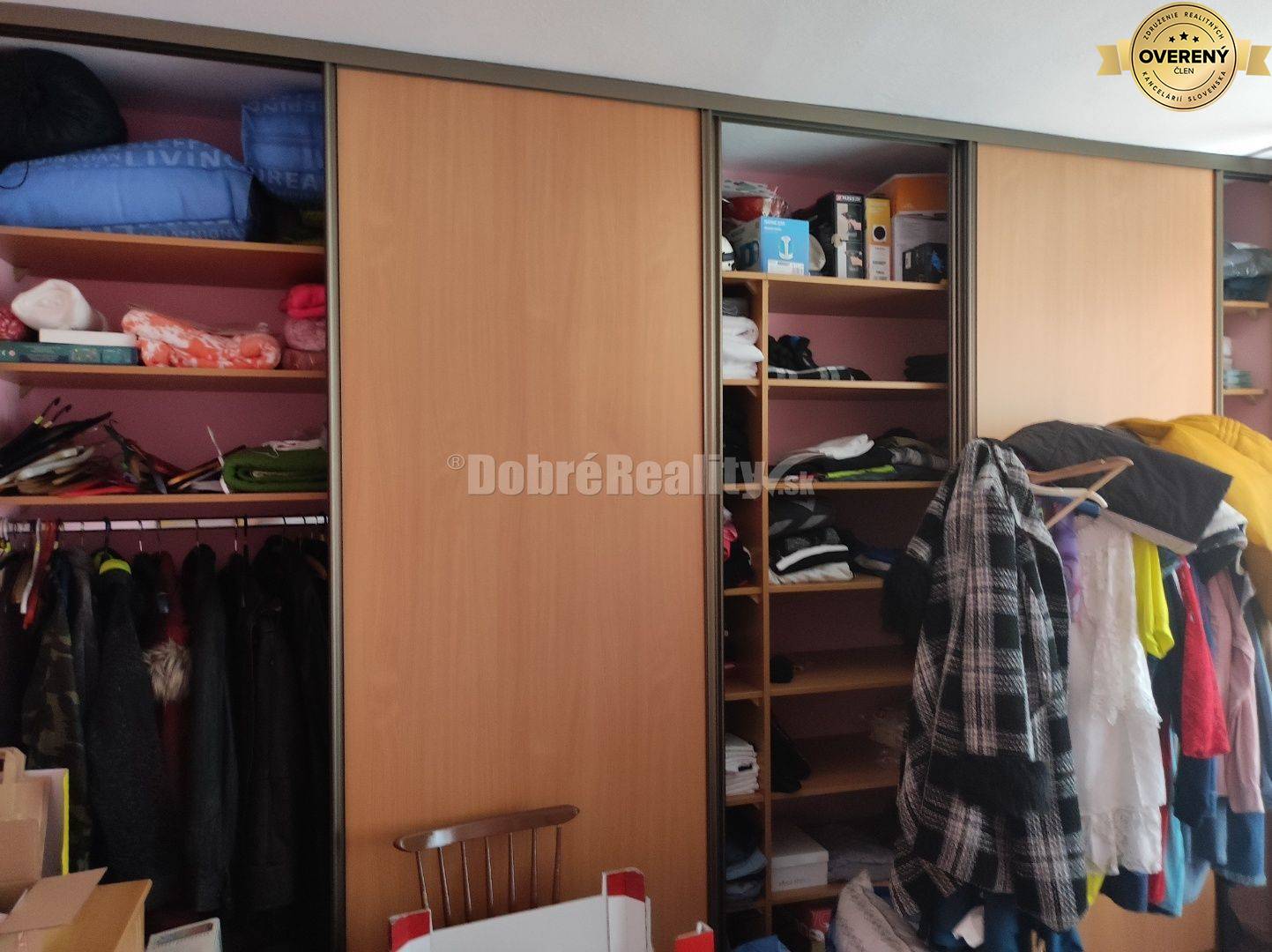 Dvojgeneračný RD v Ludaniciach, tichá ulica