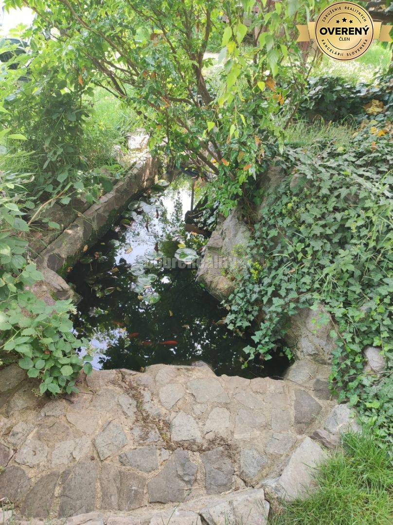 Dvojgeneračný RD v Ludaniciach, tichá ulica