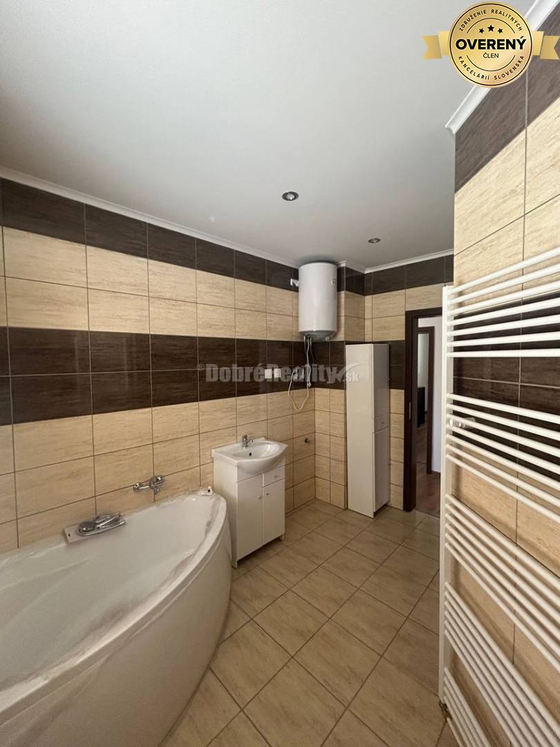 Rezervované : Prenájom 3izb bytu s veľkou terasou pri Gymnáziu