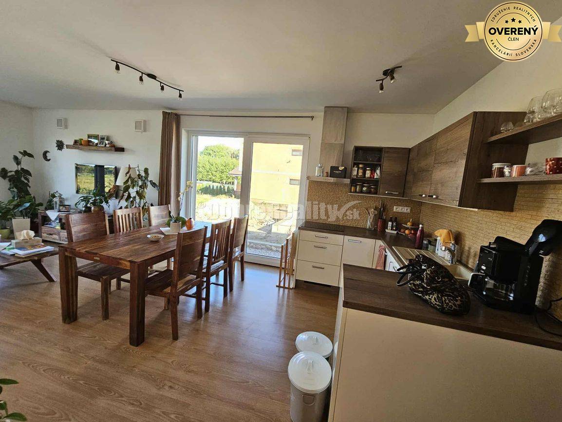 ZNÍŽENÁ CENA! MODERNÁ 4 roč.NOVOSTAVBA - NA PREDAJ v obci BABINDOL