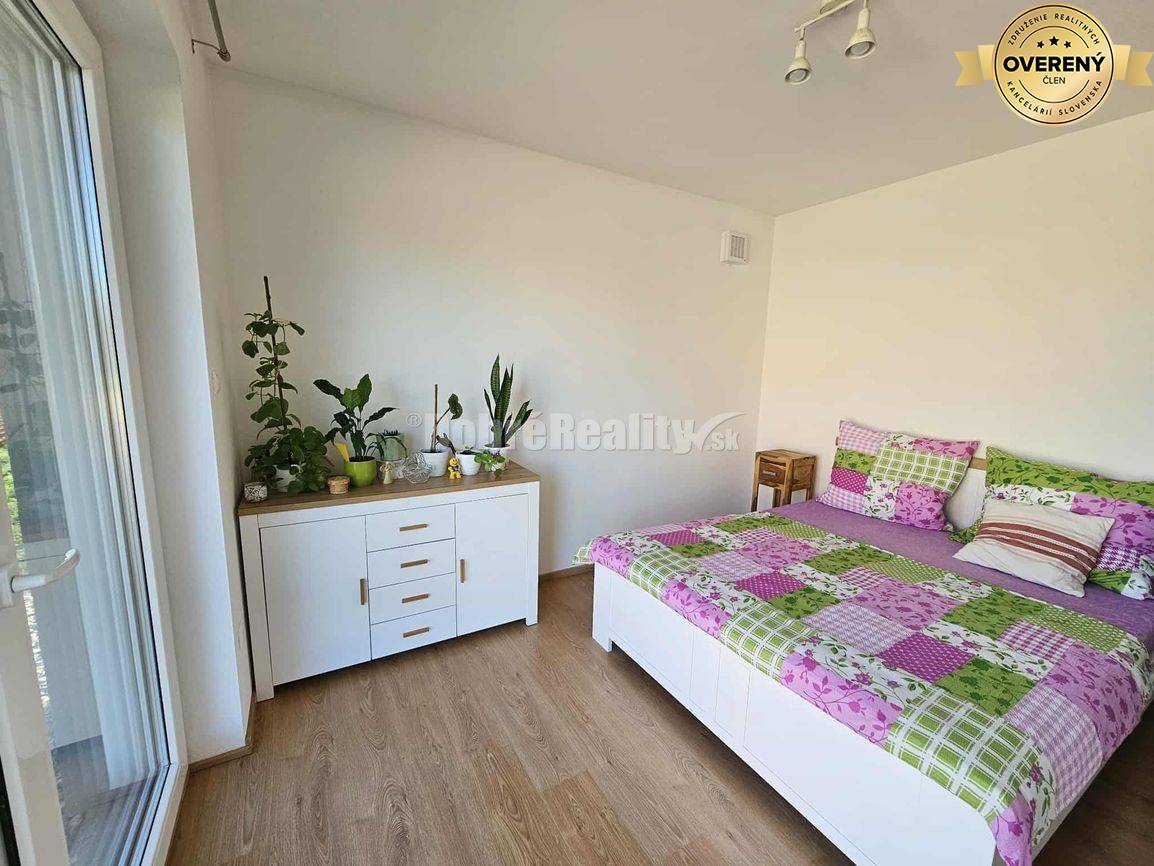 ZNÍŽENÁ CENA! MODERNÁ 4 roč.NOVOSTAVBA - NA PREDAJ v obci BABINDOL