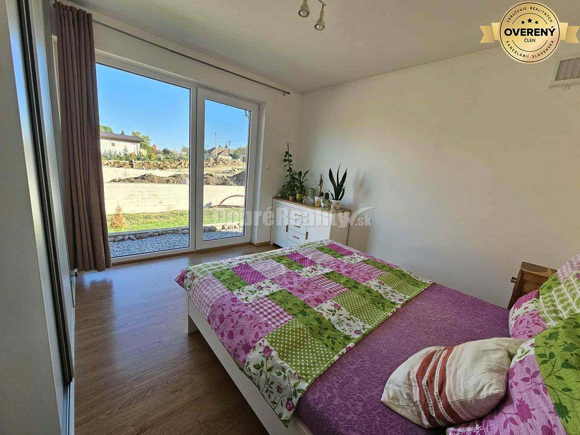 ZNÍŽENÁ CENA! MODERNÁ 4 roč.NOVOSTAVBA - NA PREDAJ v obci BABINDOL