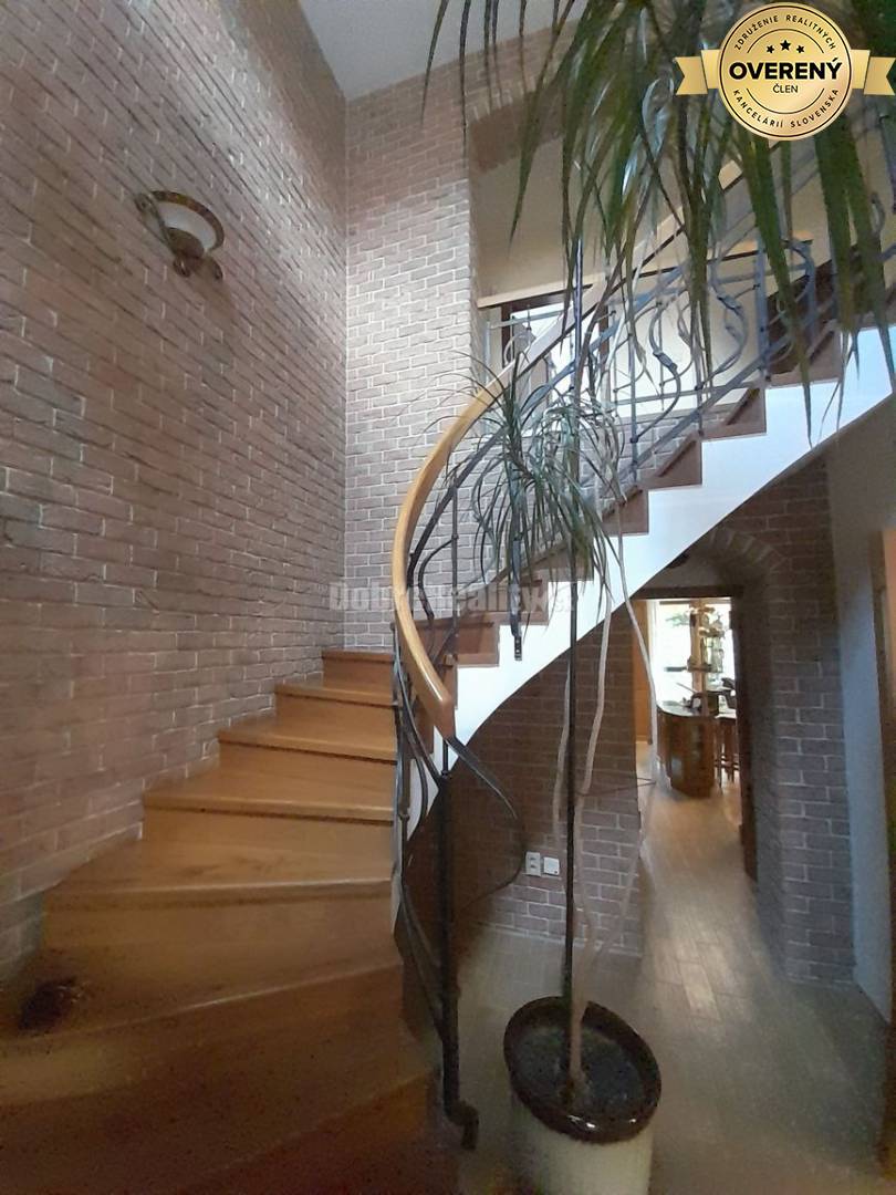 Nadštandartný 6 izbový rodinný dom v Nových Zámkoch