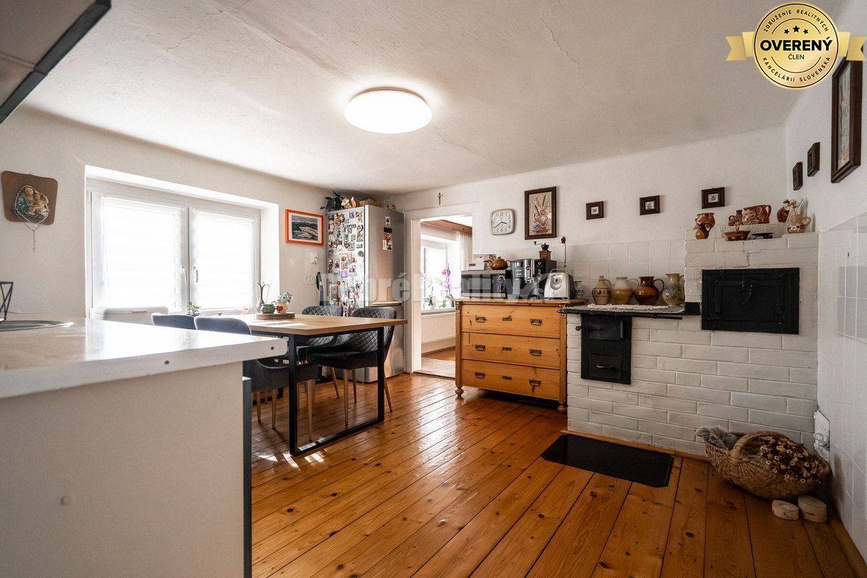 PREDAJ: Dom s dvoma bytmi, terasou a záhradou – priestor pre pokojný ž