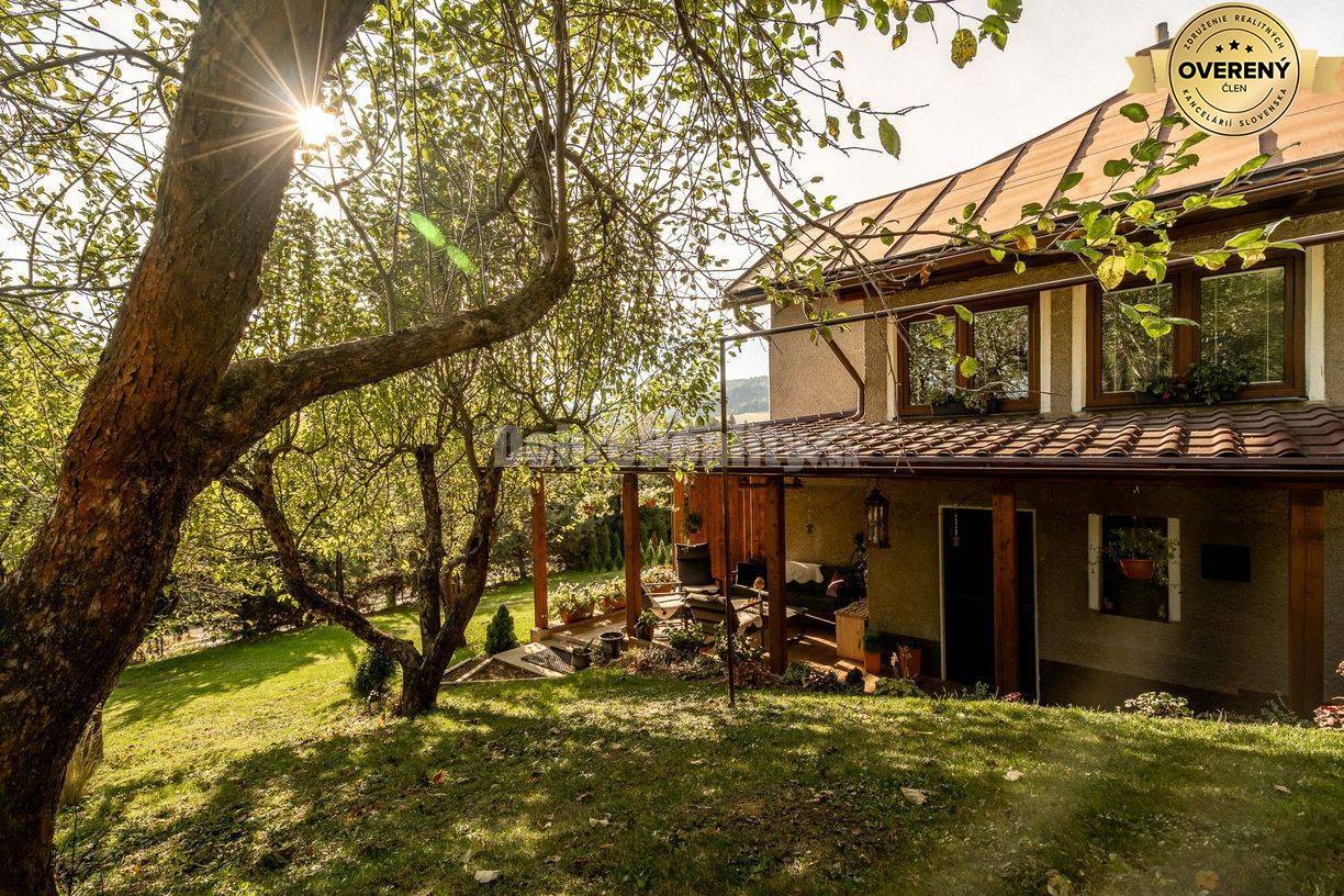 PREDAJ: Dom s dvoma bytmi, terasou a záhradou – priestor pre pokojný ž