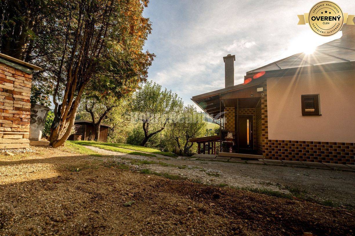 PREDAJ: Dom s dvoma bytmi, terasou a záhradou – priestor pre pokojný ž