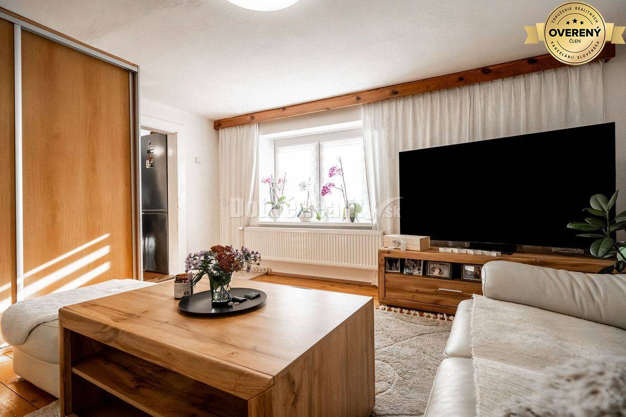 PREDAJ: Dom s dvoma bytmi, terasou a záhradou – priestor pre pokojný ž