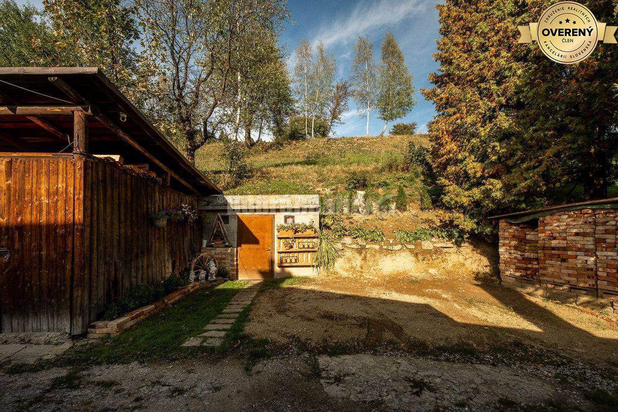 PREDAJ: Dom s dvoma bytmi, terasou a záhradou – priestor pre pokojný ž