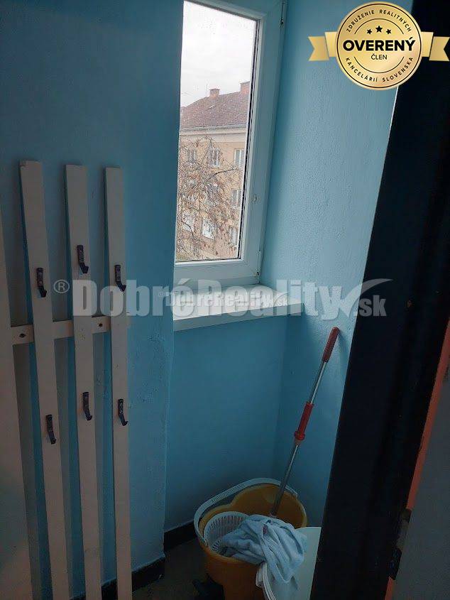 DOBRÉ REALITY - na prenájom 2-izbový tehlový byt s balkónom na starom