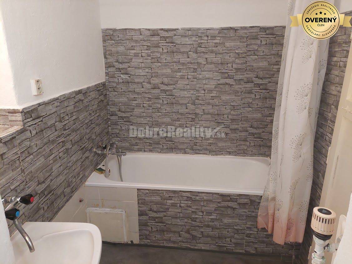 DOBRÉ REALITY - na prenájom 2-izbový tehlový byt s balkónom na starom