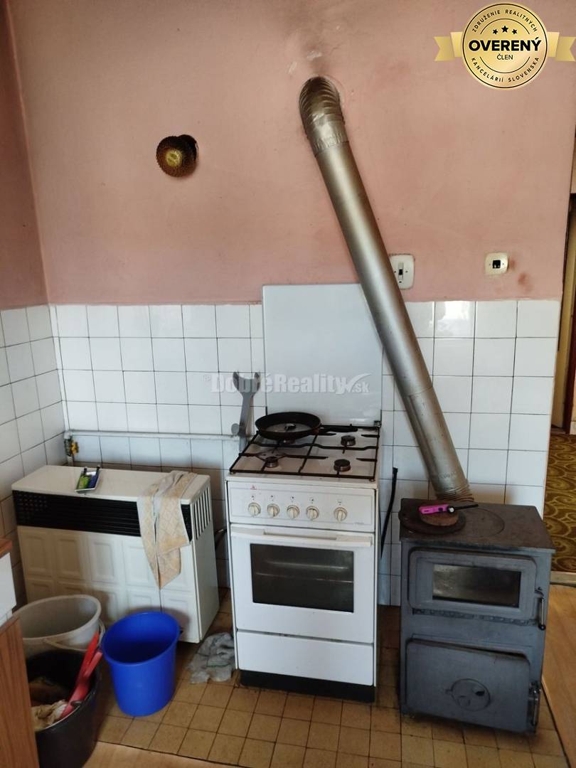 Rodinný dom s veľkým pozemkom v tichom a krásnom prostredí pod Považs