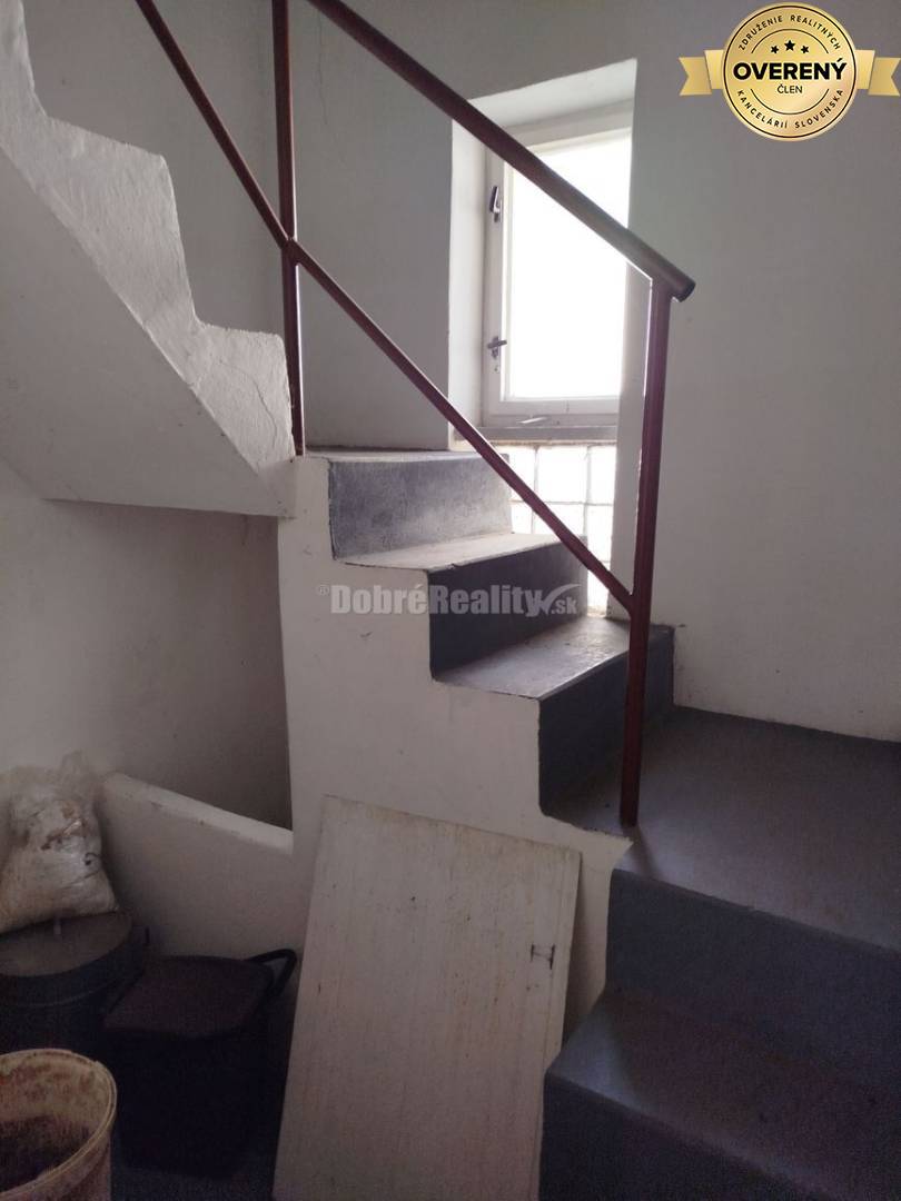 Rodinný  dom s veľkým pozemkom v tichom a krásnom prostredí pod Považs