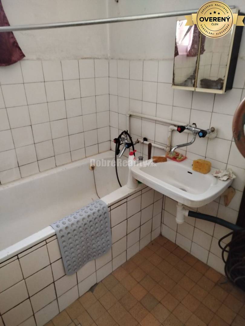 Rodinný  dom s veľkým pozemkom v tichom a krásnom prostredí pod Považs