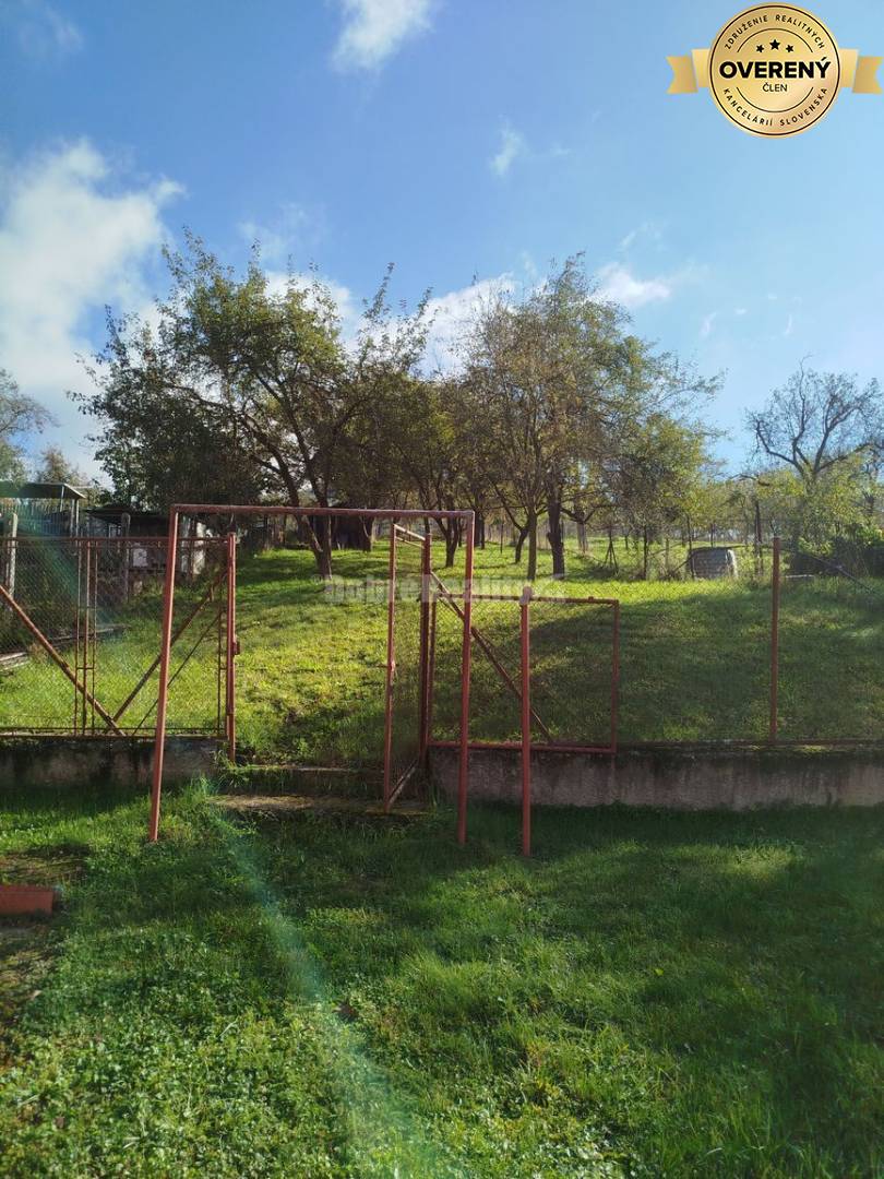 Rodinný  dom s veľkým pozemkom v tichom a krásnom prostredí pod Považs