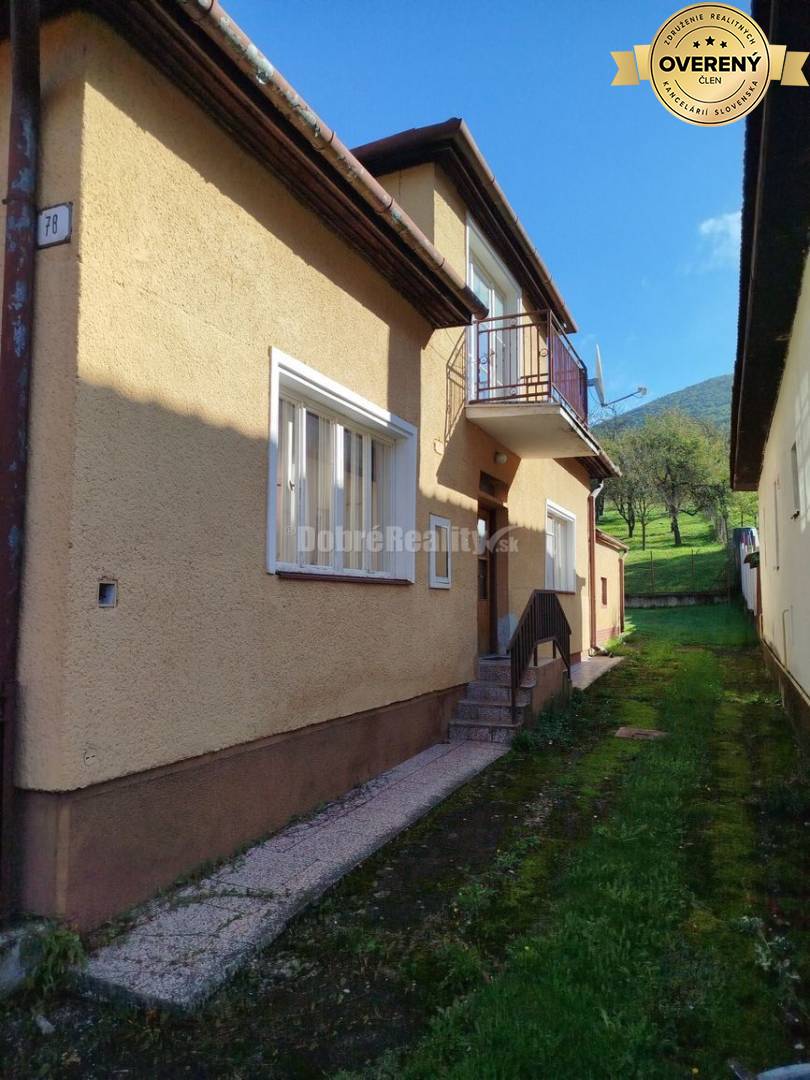 Rodinný dom s veľkým pozemkom v tichom a krásnom prostredí pod Považs