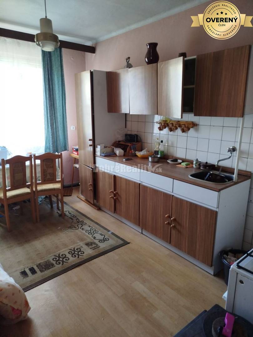 Rodinný  dom s veľkým pozemkom v tichom a krásnom prostredí pod Považs