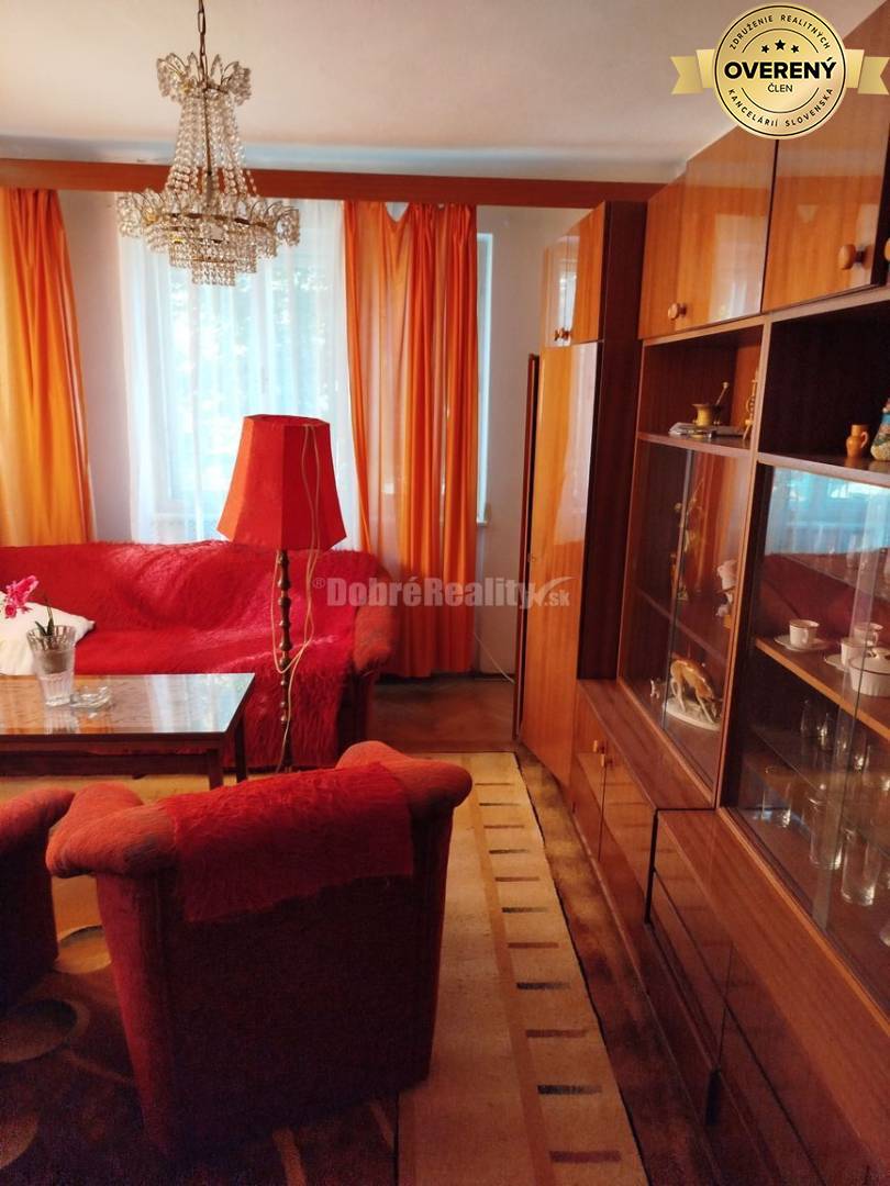 Rodinný dom s veľkým pozemkom v tichom a krásnom prostredí pod Považs