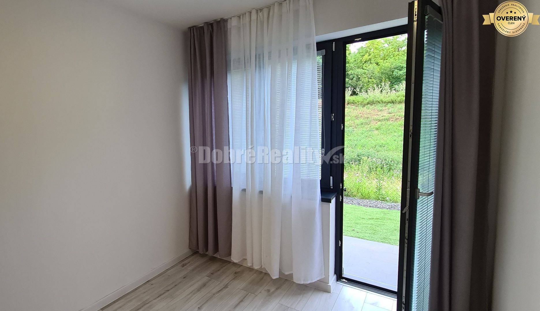 Dobré reality na predaj- zariadená novostavba pri Váhu, 3-izb.RD v rad