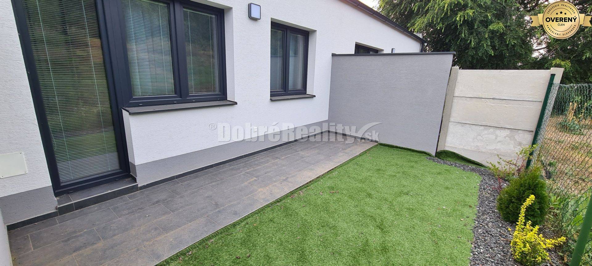 Dobré reality na predaj- zariadená novostavba pri Váhu, 3-izb.RD v rad