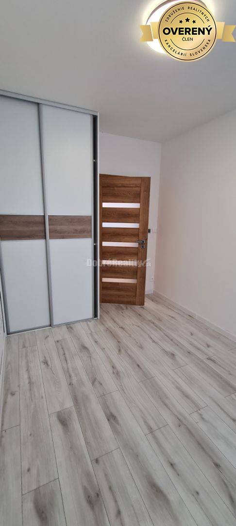 Dobré reality na predaj- zariadená novostavba pri Váhu, 3-izb.RD v rad