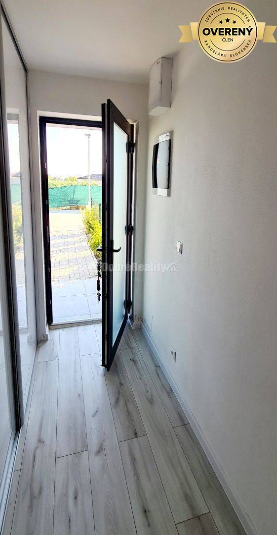 Zariadená novostavba pri Váhu, 3-izb.RD v radovej zástavbe