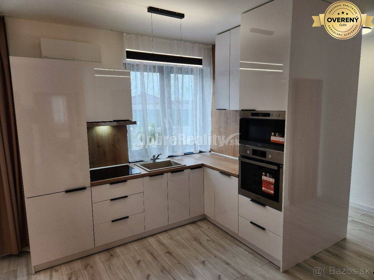 Dobré reality na predaj- zariadená novostavba pri Váhu, 3-izb.RD v rad