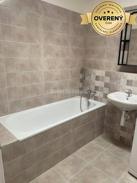 Nová cena !Priestranný bezbariérový slnečný 2-izbový byt s terasou v