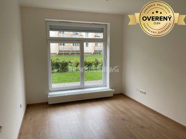 Nová cena !Priestranný bezbariérový slnečný 2-izbový byt s terasou v
