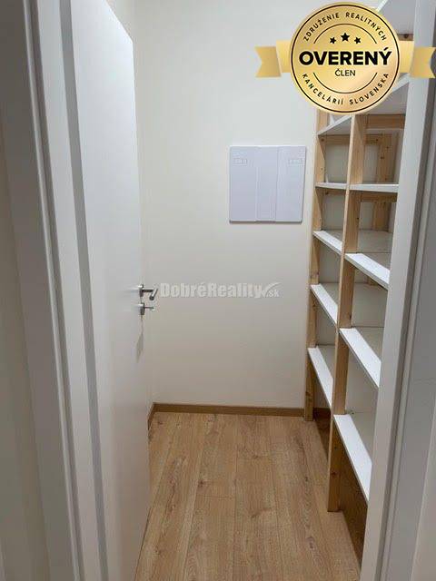 Nová cena !Priestranný bezbariérový slnečný 2-izbový byt s terasou v