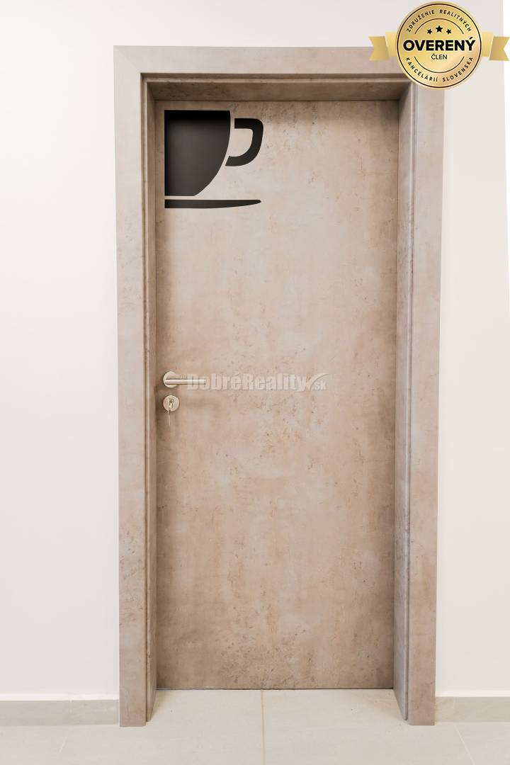 PRENÁJOM: Kancelária s nepretržitým prístupom a parkovacím miestom v c