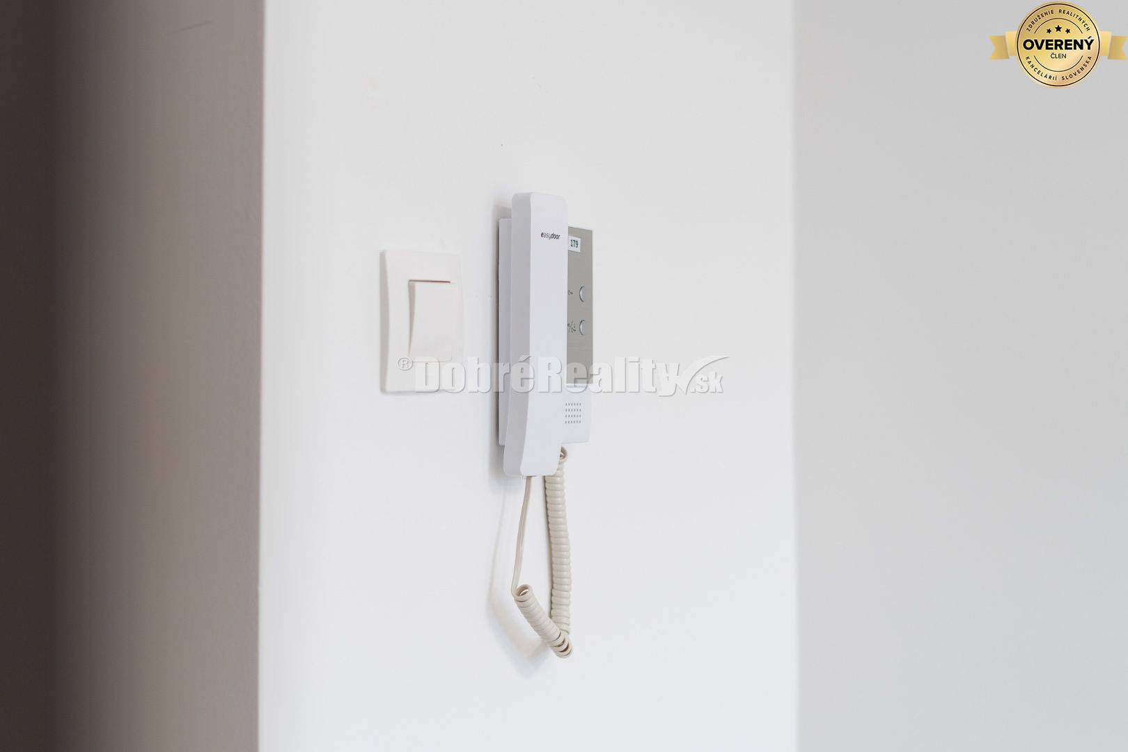 PRENÁJOM: Kancelária s nepretržitým prístupom a parkovacím miestom v c