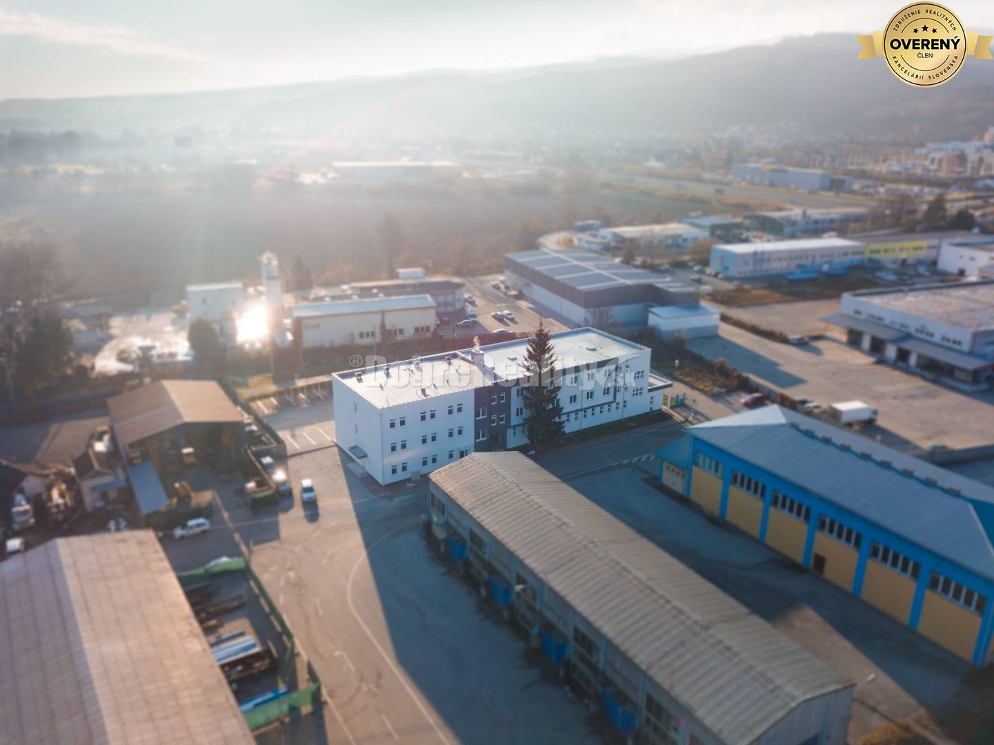 PRENÁJOM: Kancelária s nepretržitým prístupom a parkovacím miestom v c