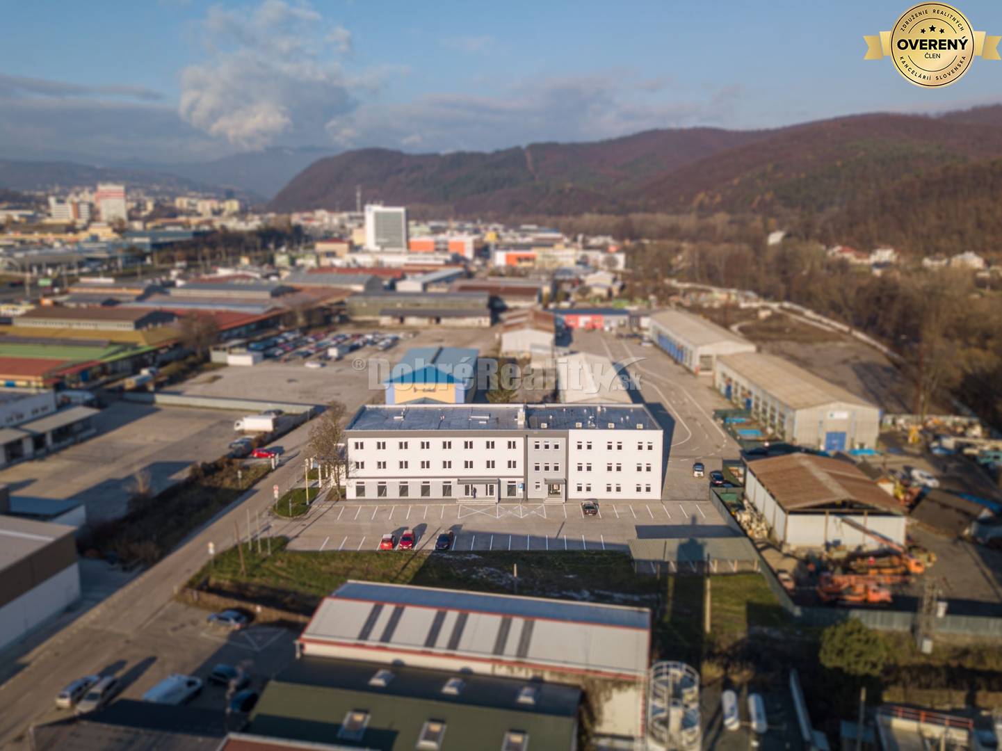 PRENÁJOM: Kancelária s nepretržitým prístupom a parkovacím miestom v c