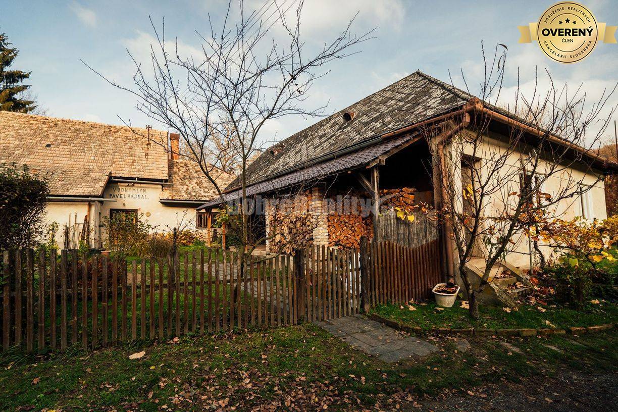 PREDAJ: Rodinný dom so záhradou, hospodárskymi stavbami a pôvodným mly