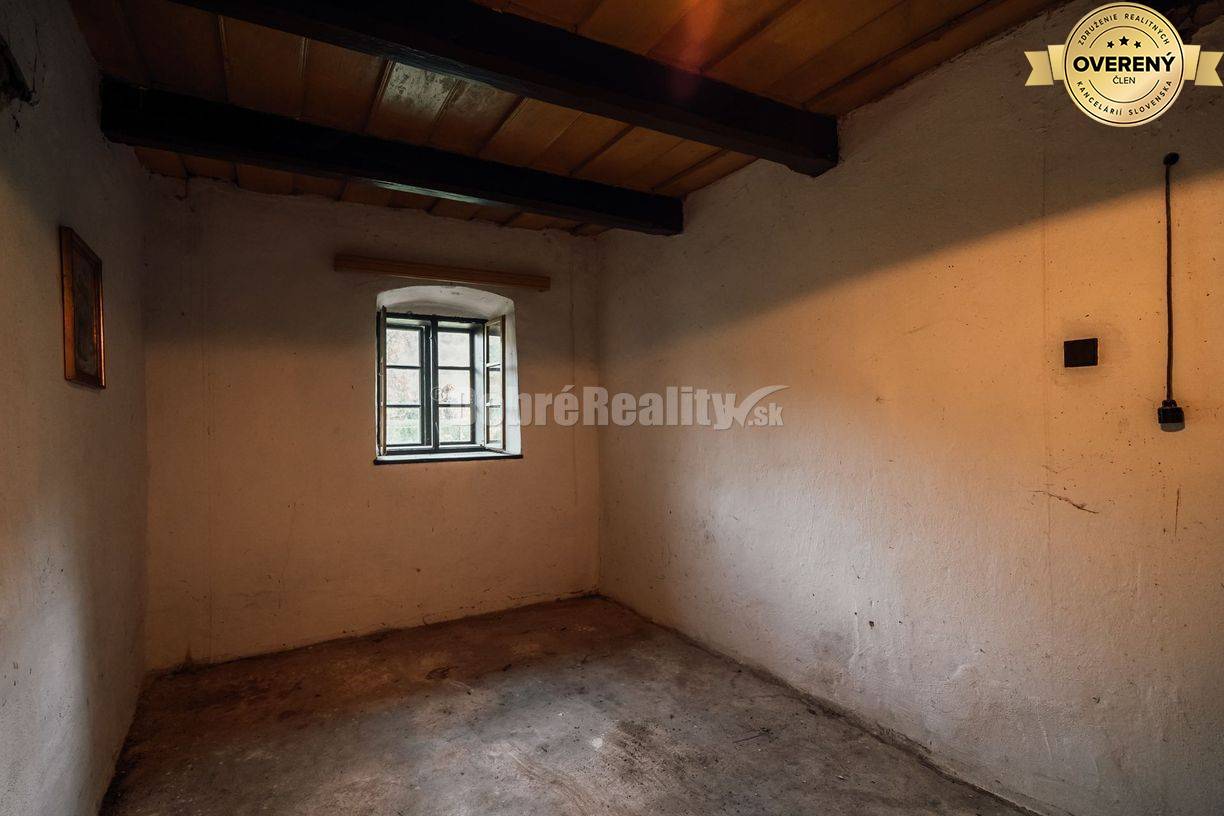 PREDAJ: Rodinný dom so záhradou, hospodárskymi stavbami a pôvodným mly