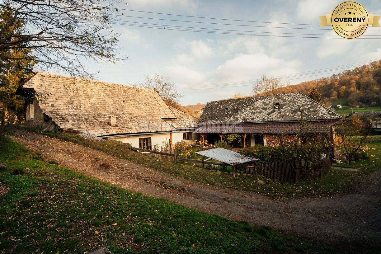 PREDAJ: Rodinný dom so záhradou, hospodárskymi stavbami a pôvodným mly