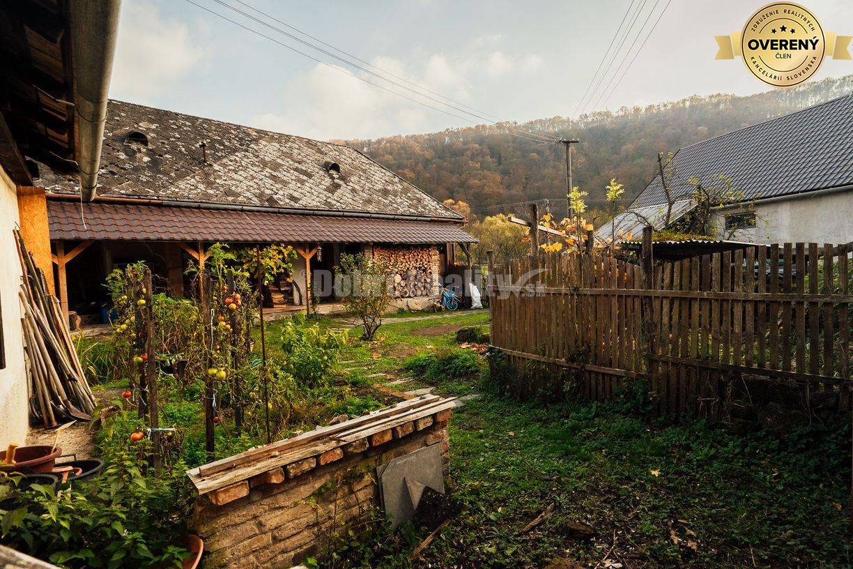 PREDAJ: Rodinný dom so záhradou, hospodárskymi stavbami a pôvodným mly
