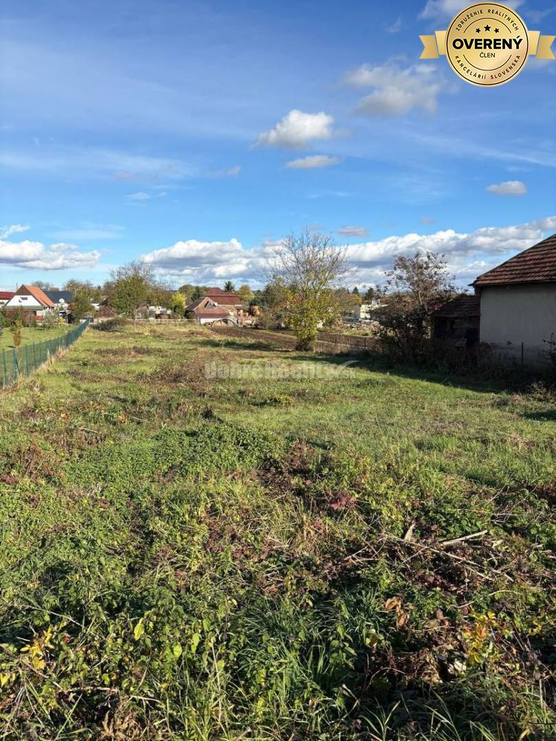 Priestranný stavebný pozemok v obci Jasová na predaj !
