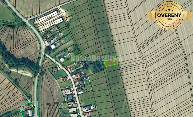 Rovinatý stavebný pozemok s výmerou 848 m2 v obci Mníchova Lehota