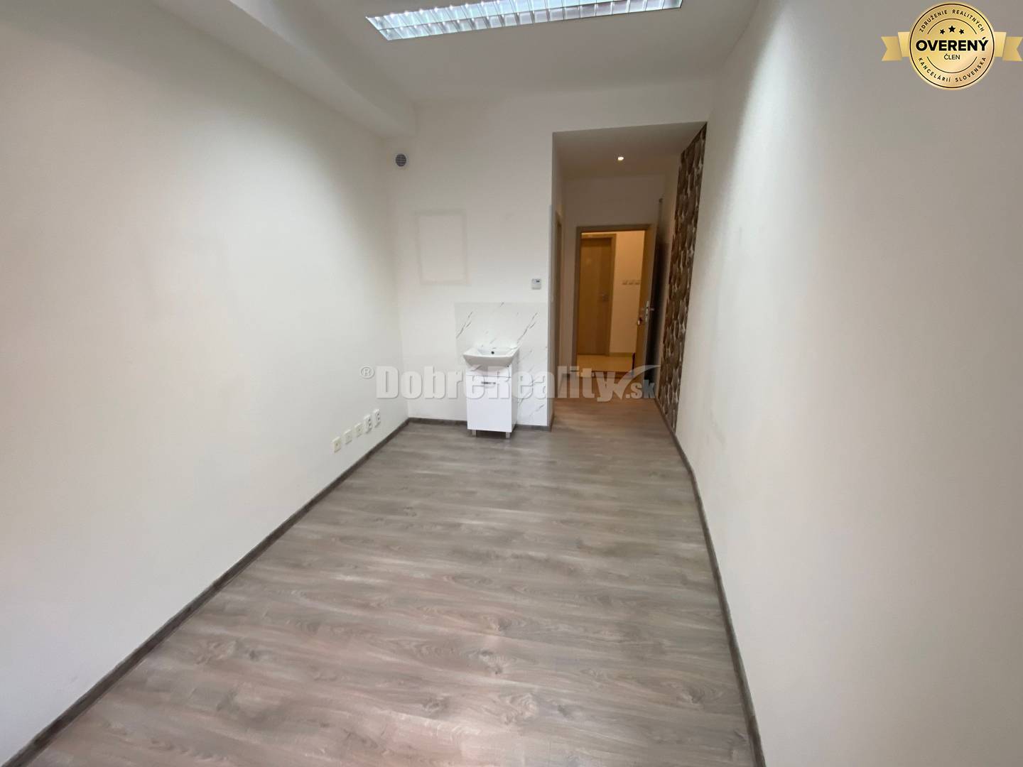 REZERVOVANÉ: - Ponúkame na prenájom peknú menšiu kancelária alebo kome