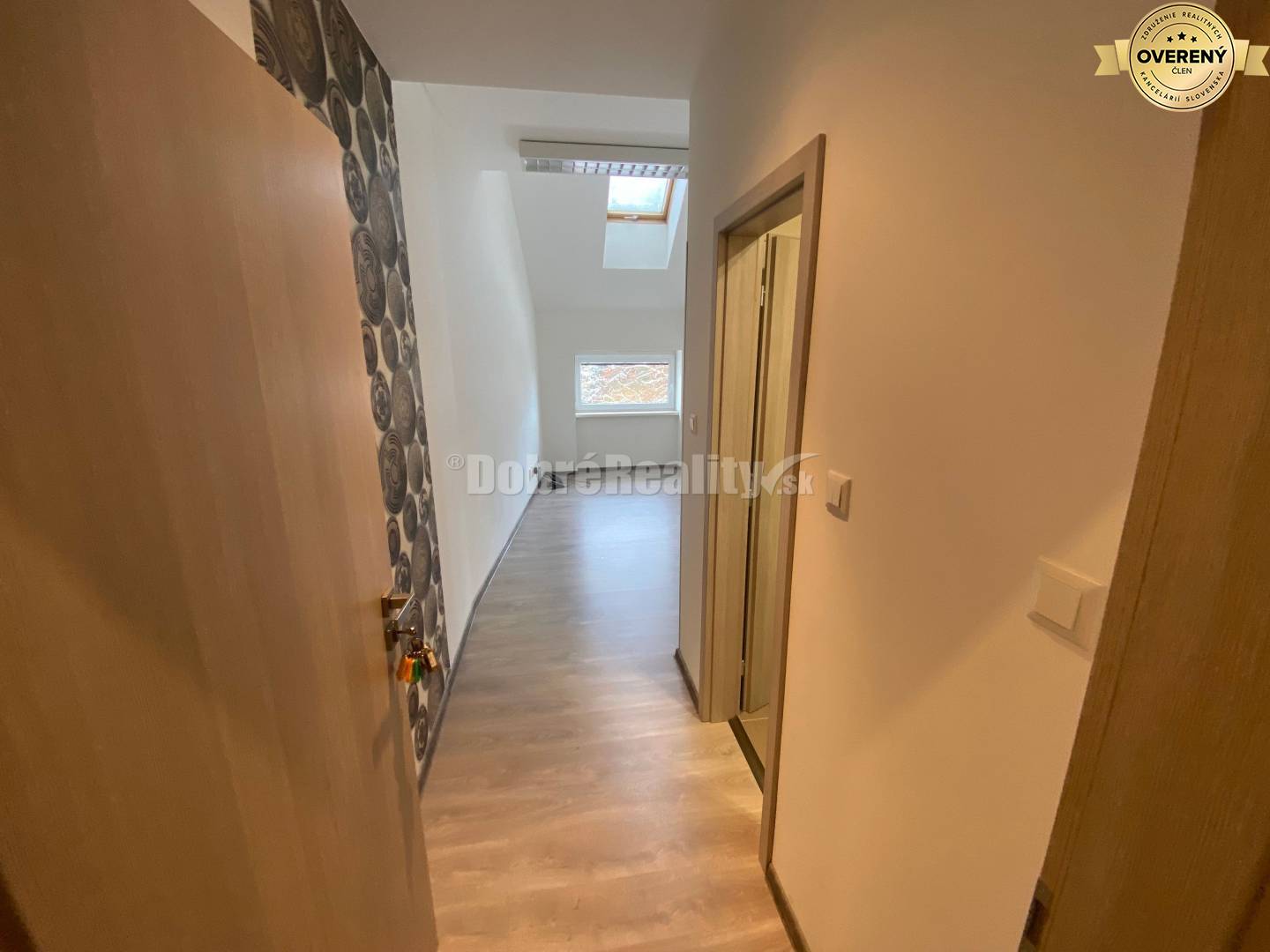 REZERVOVANÉ: - Ponúkame na prenájom peknú menšiu kancelária alebo kome