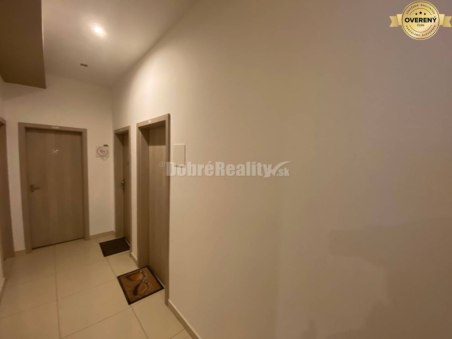 REZERVOVANÉ: - Ponúkame na prenájom peknú menšiu kancelária alebo kome