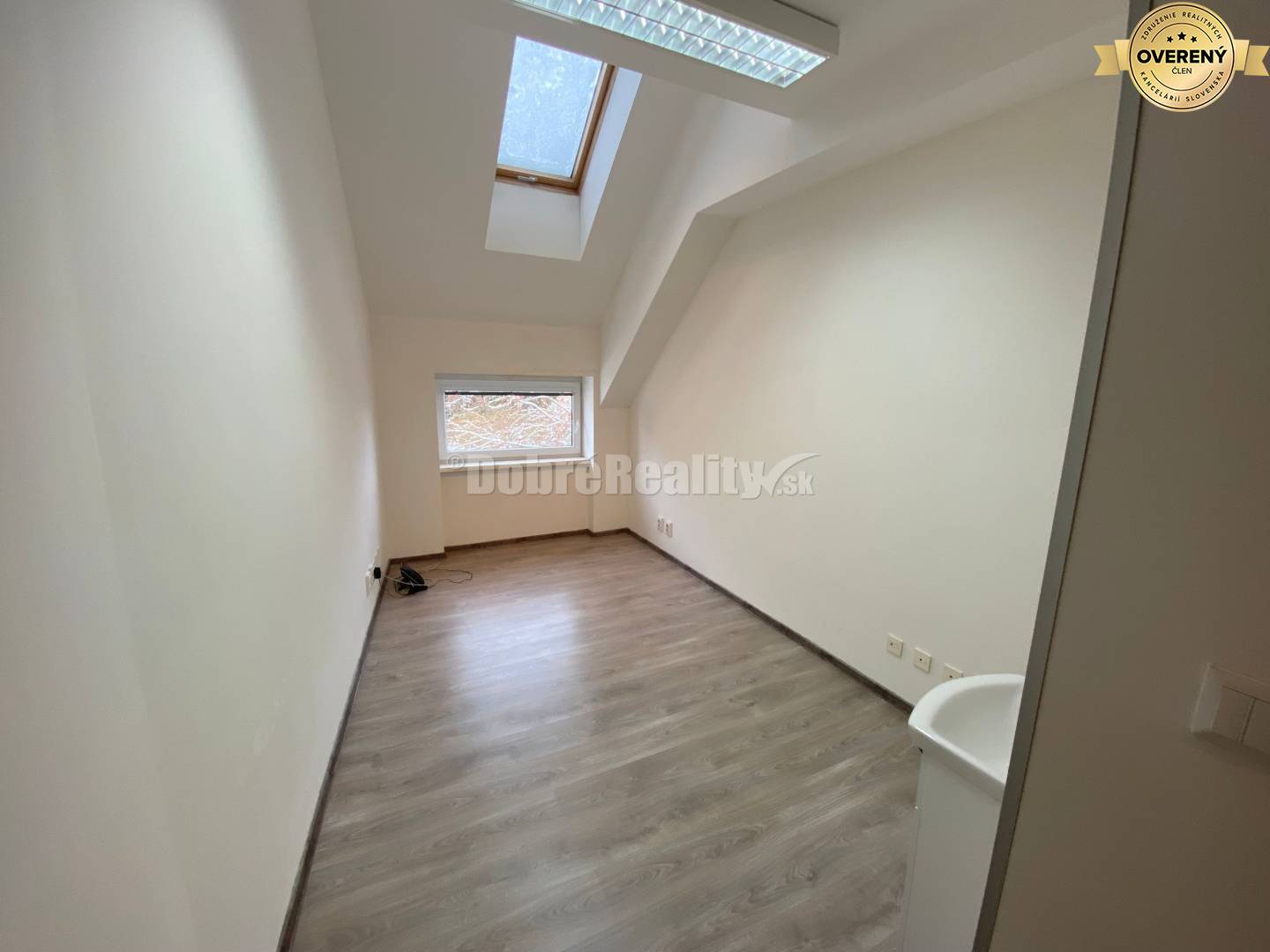 REZERVOVANÉ: - Ponúkame na prenájom peknú menšiu kancelária alebo kome