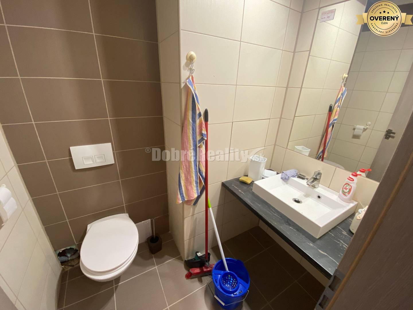 REZERVOVANÉ: - Ponúkame na prenájom peknú menšiu kancelária alebo kome