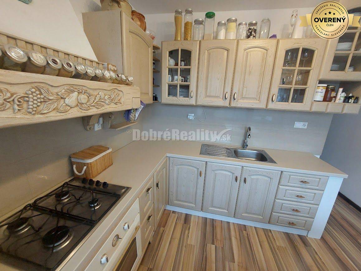 PREDAJ: NÁDHERNÝ, VEĽKÝ 3 IZBOVÝ BYT S 2 x LOGGIOU, THK