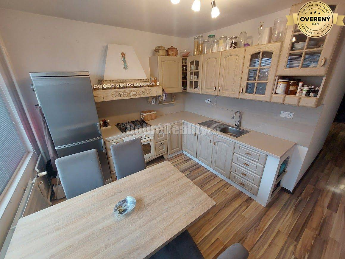 PREDAJ: NÁDHERNÝ, VEĽKÝ 3 IZBOVÝ BYT S 2 x LOGGIOU, THK