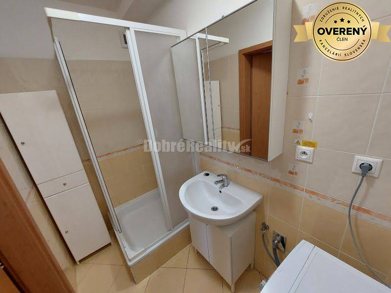 PRENÁJOM: 2 IZBOVÝ BYT S BALKÓNOM A PARKOVANÍM, CENTRUM