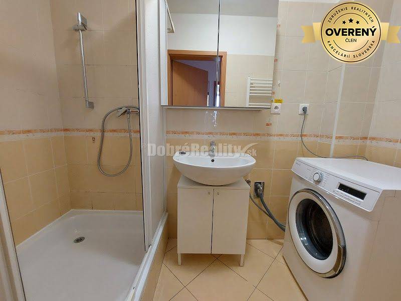 PRENÁJOM: 2 IZBOVÝ BYT S BALKÓNOM A PARKOVANÍM, CENTRUM